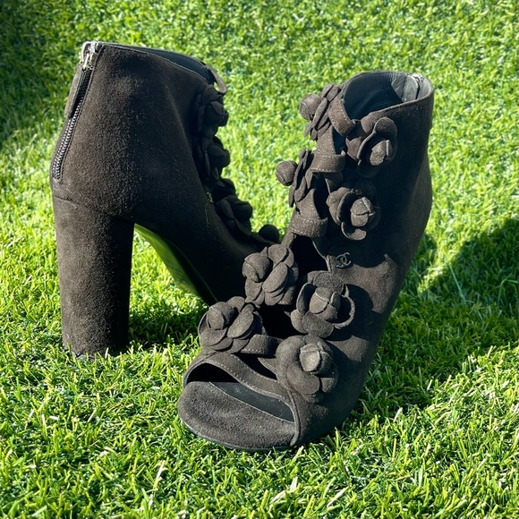 NWT! CHANEL Black Suede Camellia Flower CC Logo Short Boots - Picture 3 of 4